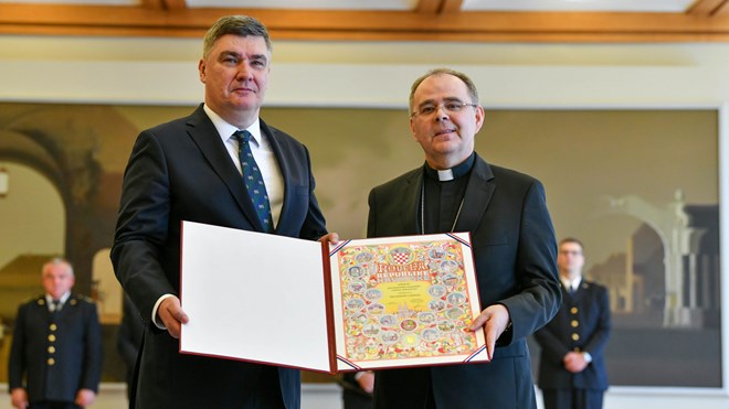 Predsjednik Milanović uručio Povelju Republike Hrvatske Hrvatskome Caritasu u povodu 30. obljetnice djelovanja